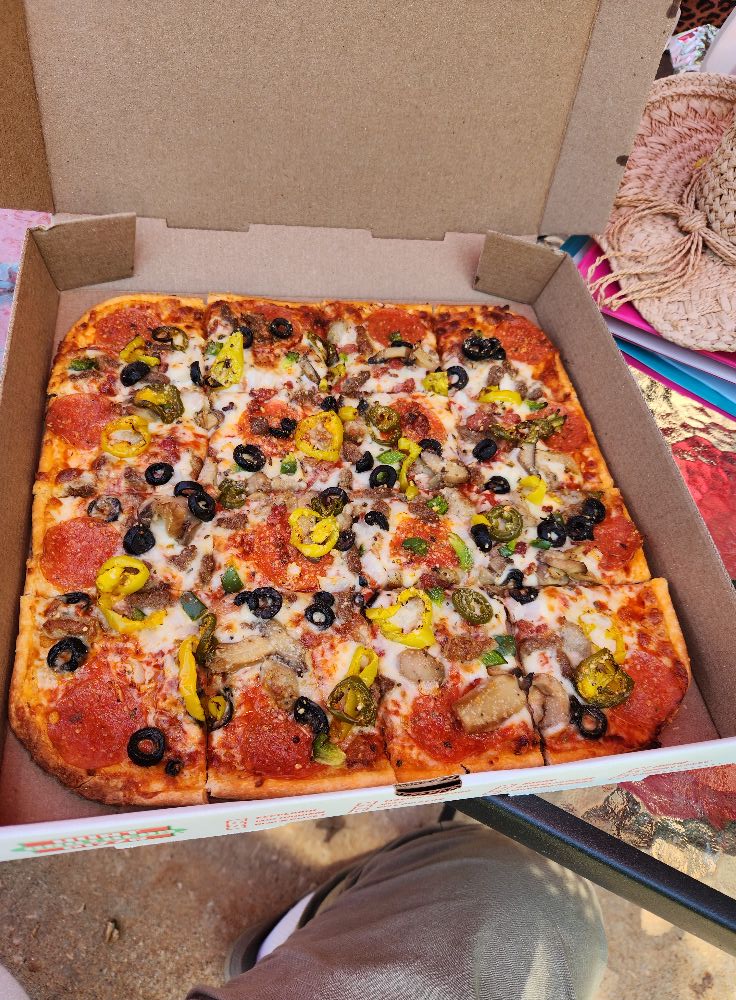 Lakeside Munchies snack stand with baskets and cold drinks